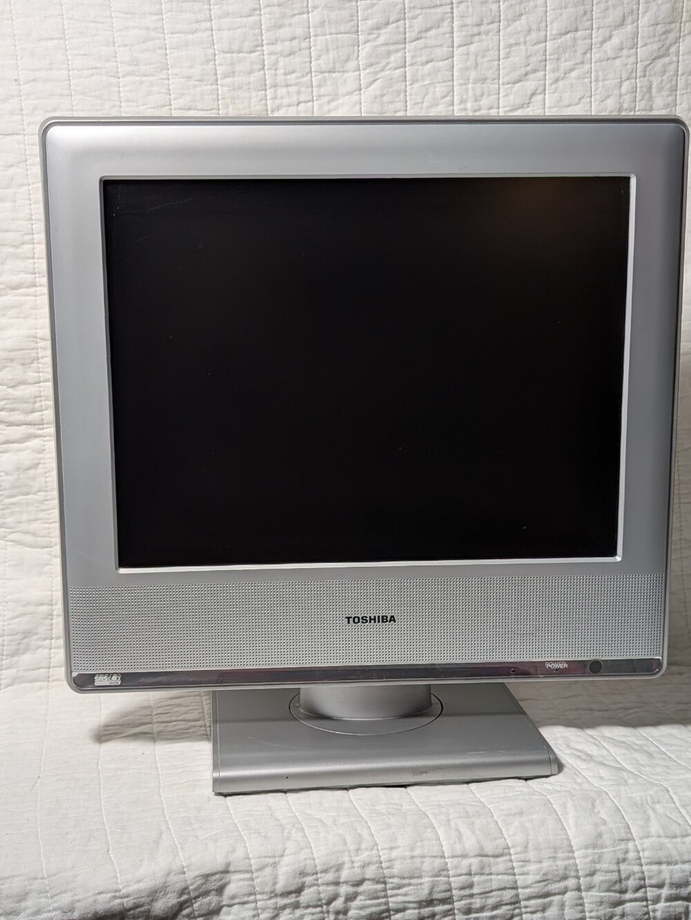 Toshiba 15DL75 15-inch vintage LCD colour television